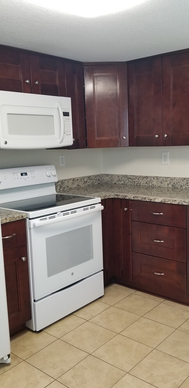 Kitchen (microhood, stove) - 419 22nd St