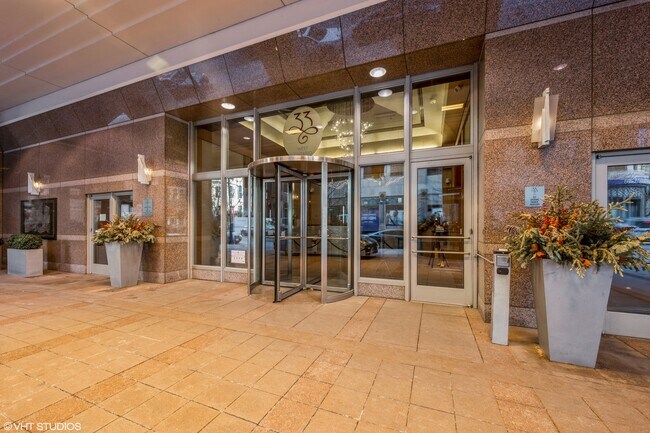 Foto del edificio - 33 W Ontario St