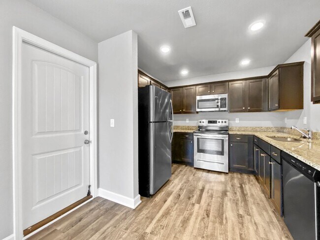 Foto del edificio - Charming 3-bed, 2-bath home in Blue Springs, MO!