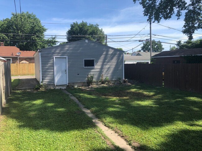 Building Photo - West Side 3 bedroom 2 bath