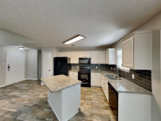 Building Photo - 16229 Summerset Estates Blvd