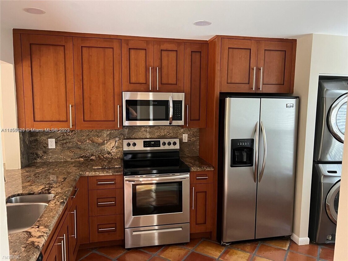 Building Photo - 2 br, 2.5 bath Townhome - 3016 NE 21st Ter...