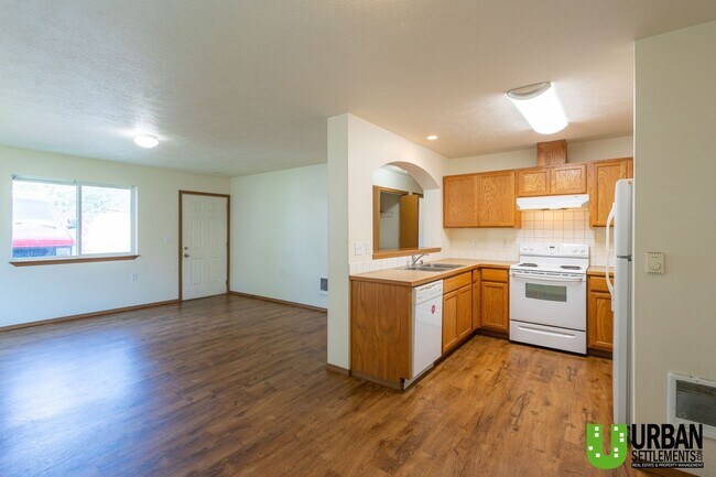 Building Photo - Great 4bd/2bth, nice location