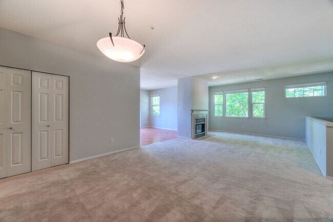 Foto del edificio - Perfect Location Renton Townhouse