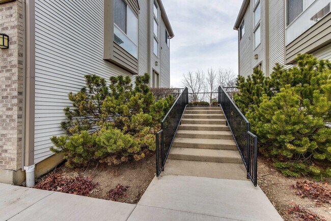Building Photo - 672 Diamond Pointe Dr