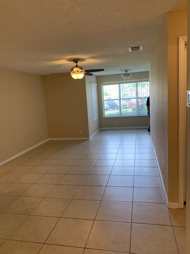 Foto del edificio - 3370 Pinewalk Dr N