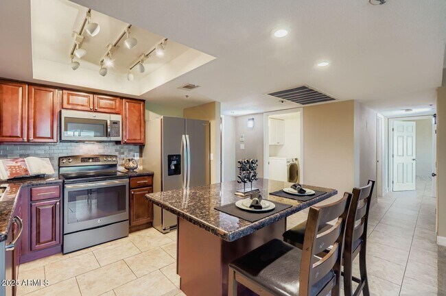 Foto del edificio - 7970 E Camelback Rd