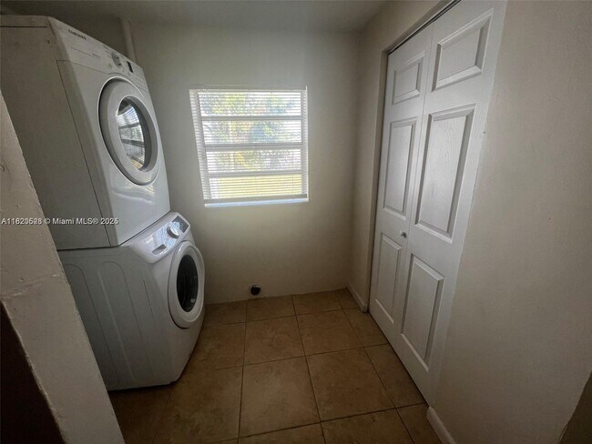 Foto del edificio - 3350 SW 37th St