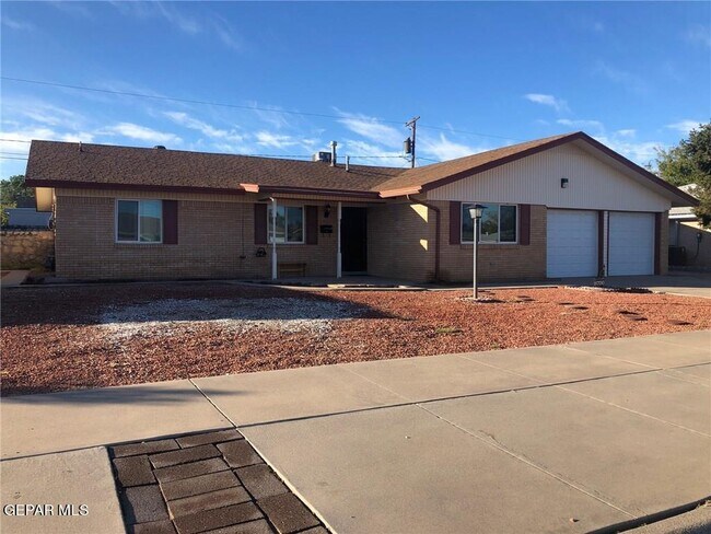 Building Photo - 8700 Cielo Vista Dr