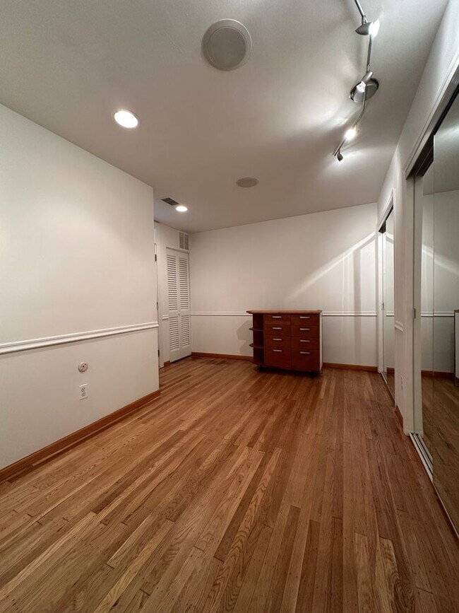 Foto del edificio - Bright 2 bed 1 bath available now