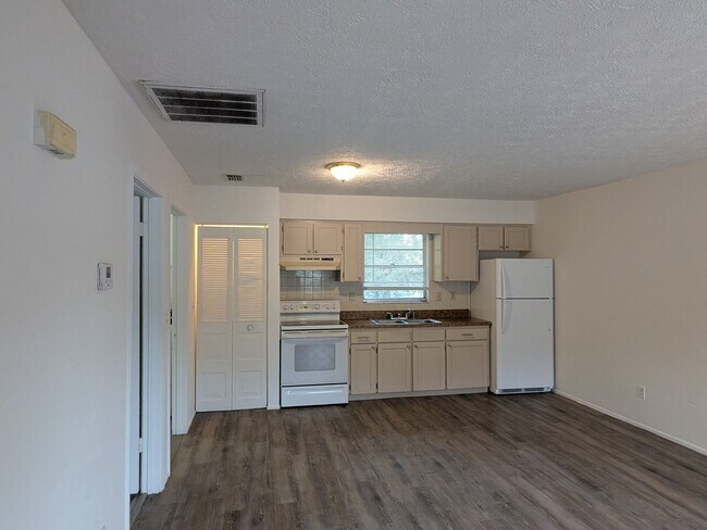 Foto del edificio - 37232 Clinton Ave