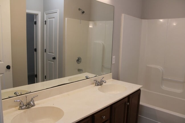 Building Photo - 2 bed, 2 bath townhome in Calera