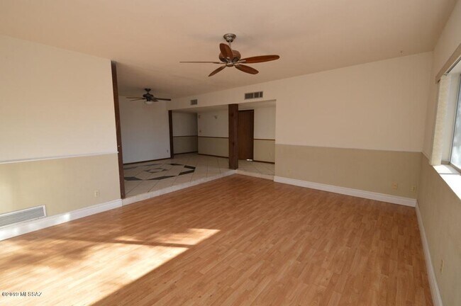 Foto del edificio - 5050 N Hillcrest Dr