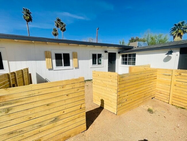 Building Photo - Newly renovated with private front and bac...