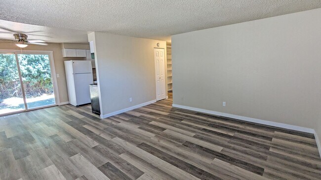 Building Photo - 2 bedroom 1 bath duplex