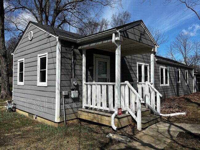 Building Photo - 2920 E 5th St