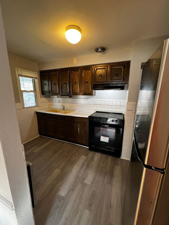 Building Photo - 2 Bed, One Bath Home with Garage and Finis...