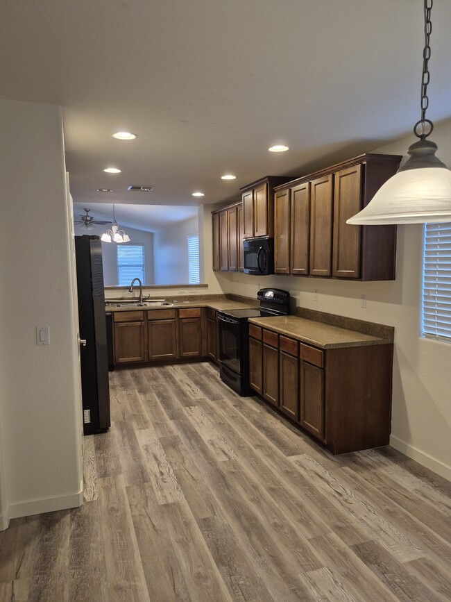 Kitchen - 1725 W Matthews Dr