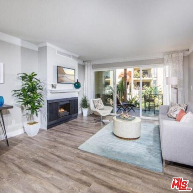 Building Photo - 6600 Beachview Dr