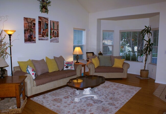 Foto del edificio - 3245 Chestnut Glen Ln