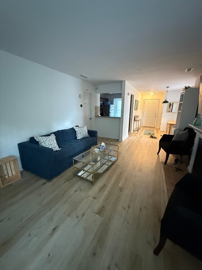 Foto del edificio - 813 Selwyn Oaks Ct