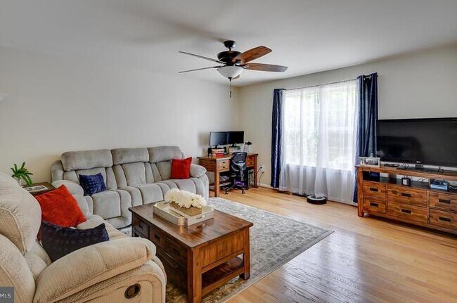 Large Livingroom Area - 124 E James St