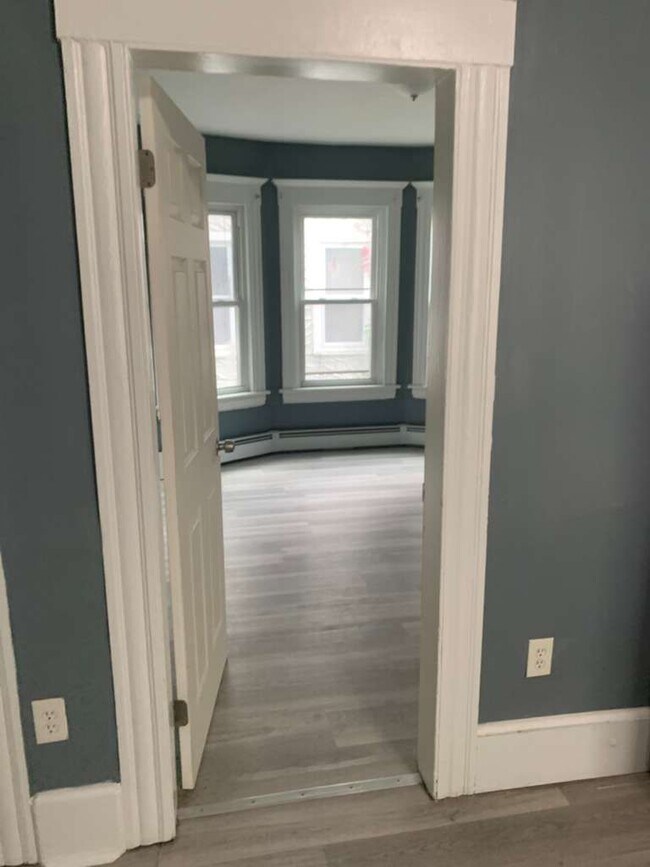 Building Photo - 66 Bell St