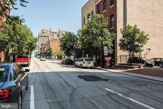 Building Photo - 904 N Charles St