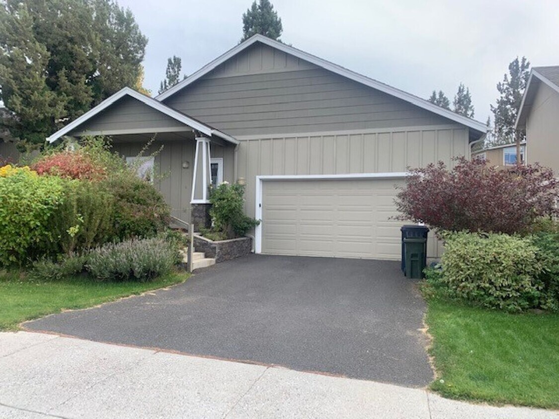 Primary Photo - 3 Bed/2 Bath Single Level Home in NE Bend'...