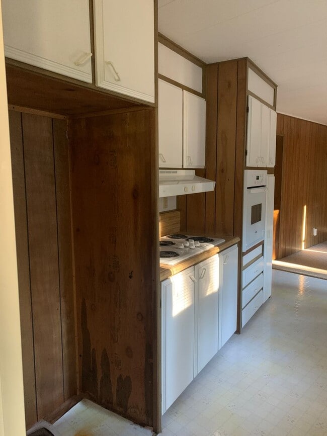 Building Photo - 2 Bed 2 bath, with Enclosed carport and sh...