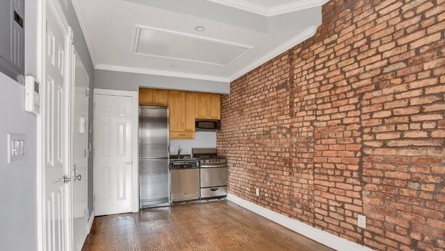 Building Photo - 521 E 5th St