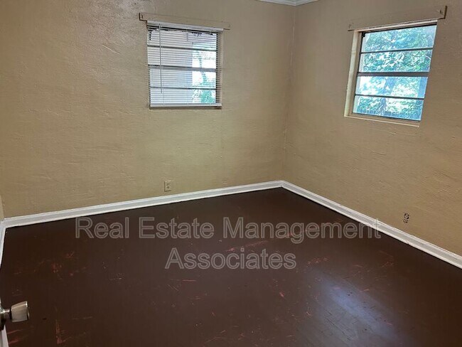Foto del edificio - 220 E Central Ave