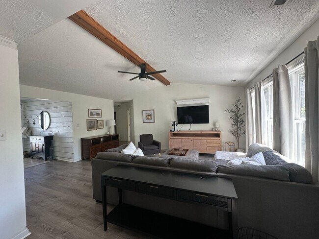 Building Photo - 3BR / 2BA with Garage Close to Dam Neck in...