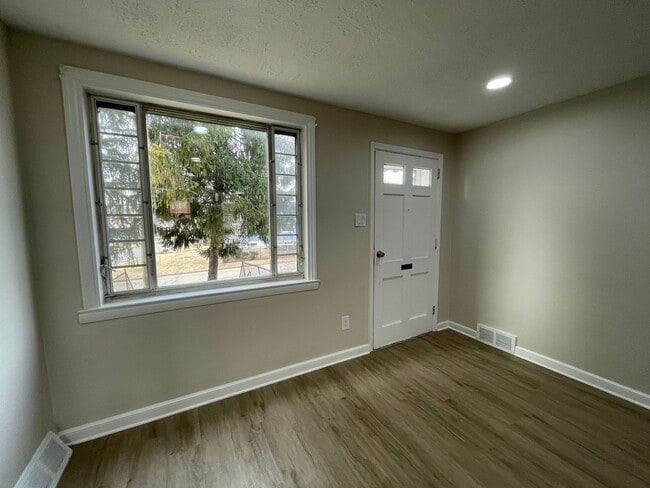 Building Photo - 3 Bedroom Renovated Townhouse