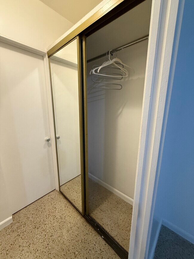 Closet - 515 N 24th Ave
