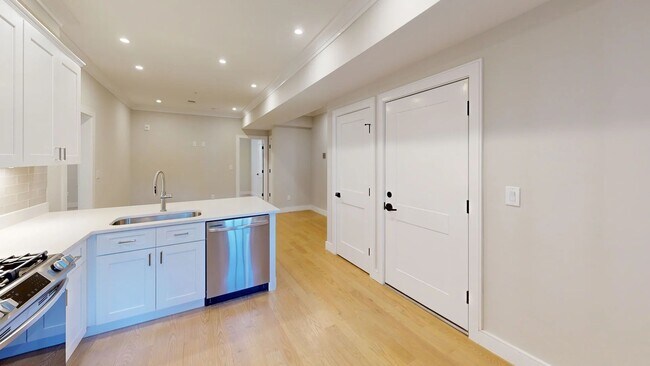 Foto del edificio - Bright 3 Bed on the Green Line