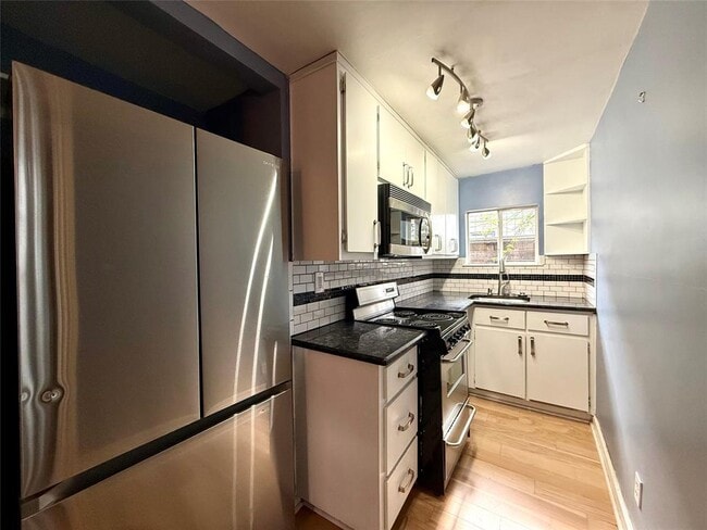 Building Photo - 4214 Bellvue Ave