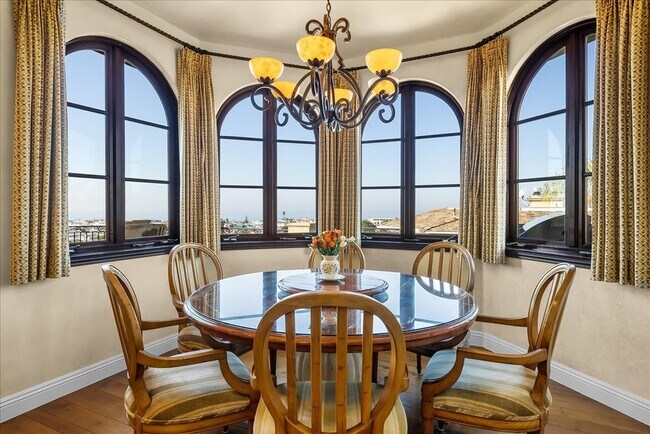 Kitchen Nook - 109 S Poinsettia Ave