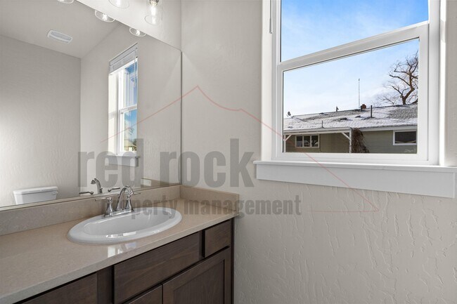 Foto del edificio - 1320 N Tschirley St