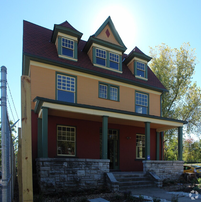 Building Photo - 3001 E 9th St