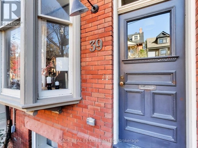 Building Photo - 39 Salisbury Ave