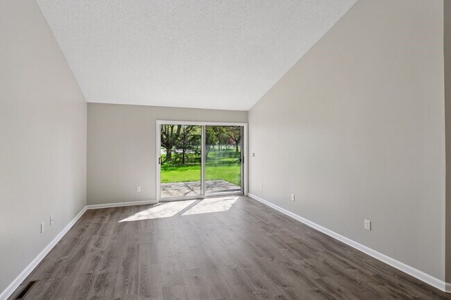 Foto del edificio - 8327 Victoria Dr