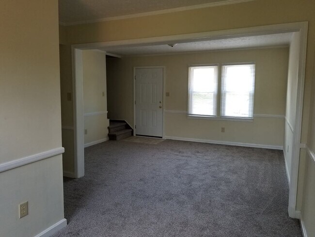 Salón y comedor abiertos - 225 Baugh Ln NE