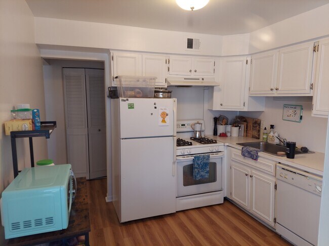 Foto del edificio - 408 Fox Hills Dr S