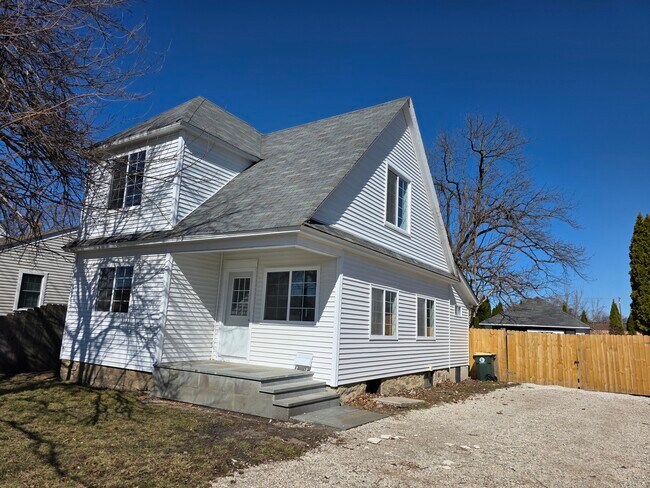 Building Photo - 122 Hawley St