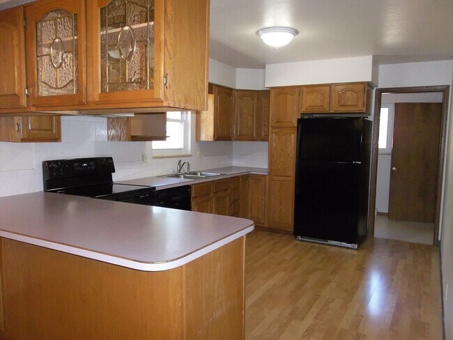 Foto del edificio - Spacious 3 Bed, 2 Bath Ranch Home with Sunroom and 2-Car Garage