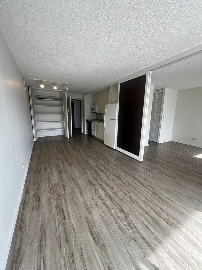 Foto del edificio - 1 Bedroom Kapiolani Manor by Ala Moana with Parking, Pool