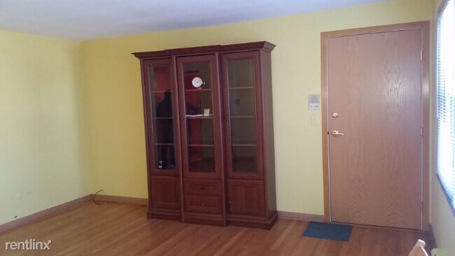 Building Photo - 1 br, 1 bath Condo - 8515 W Bryn Mawr Ave