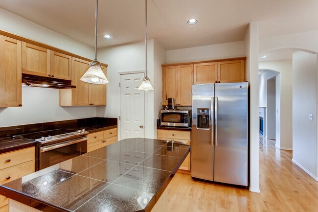 Foto del edificio - Stylish Townhome with Dual Primary Suites, Bonus Room & Prime Location Near Intel!