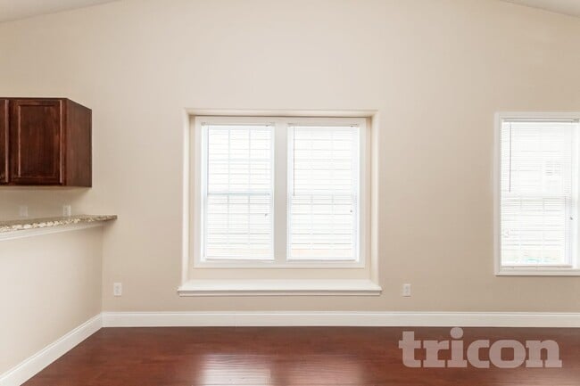 Foto del edificio - 10417 Hugue Way